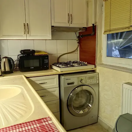 Apartment 2 Bedroom Ground Floor Great Location *
