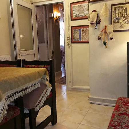شقة 2 Bedroom Ground Floor Great Location *